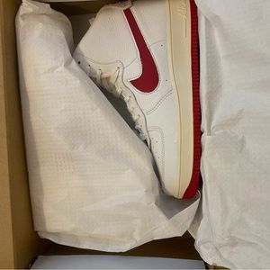 NIKE WOMEN'S AIR FORCE 1 SCULPT - SUMMIT WHITE/GYM RED